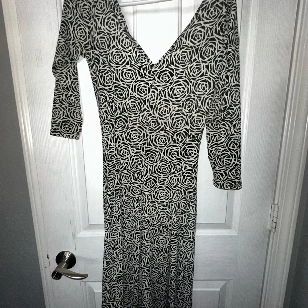 Elegant Black and White Floral Dress - Picture 1 of 2